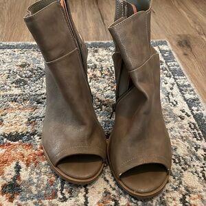 Call if spring size 8 sandal/heels